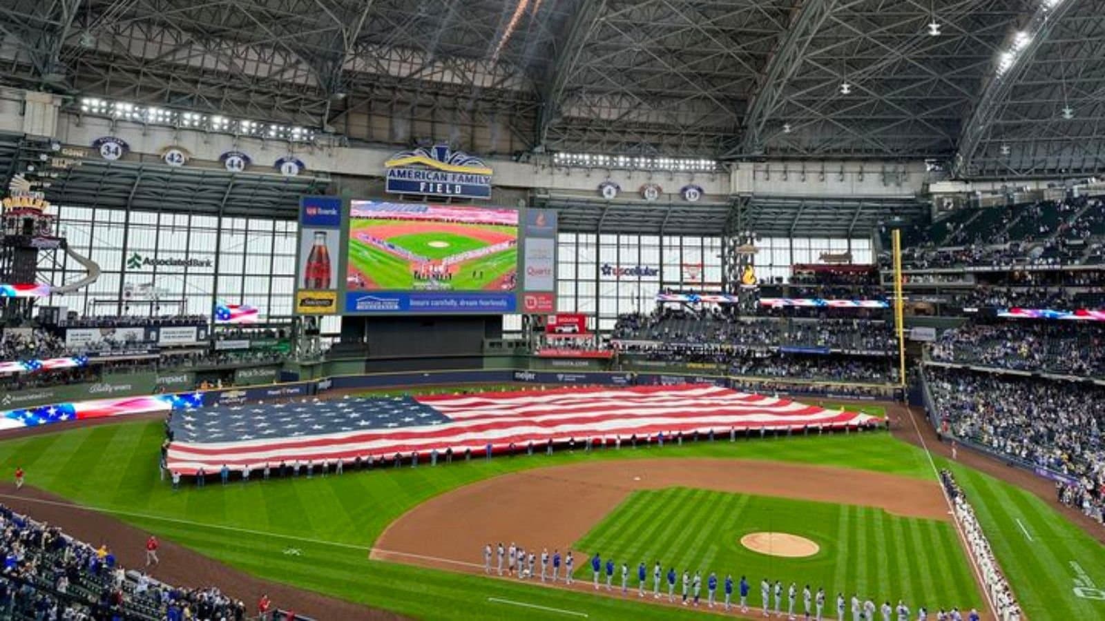 Brewers demolish Mets in home opener 10-0