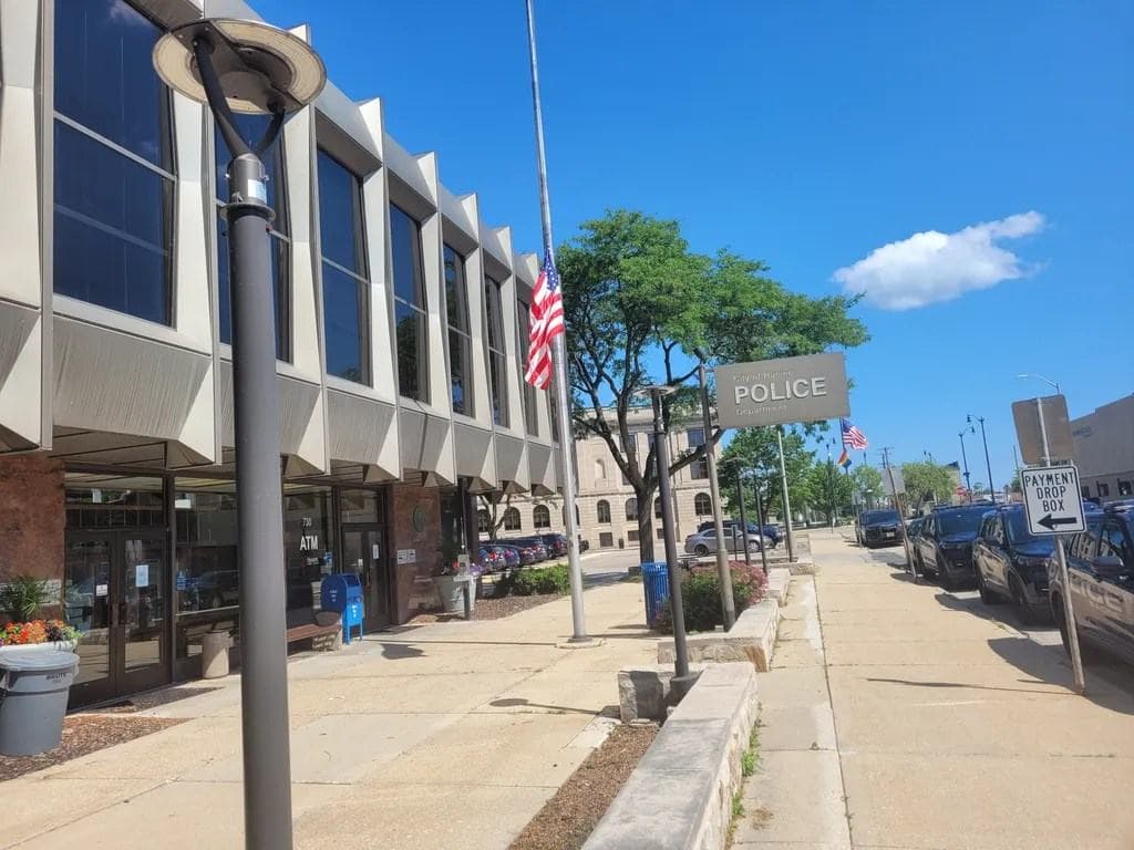 Man dies during mental health crisis call at Racine lakefront | Racine County Eye