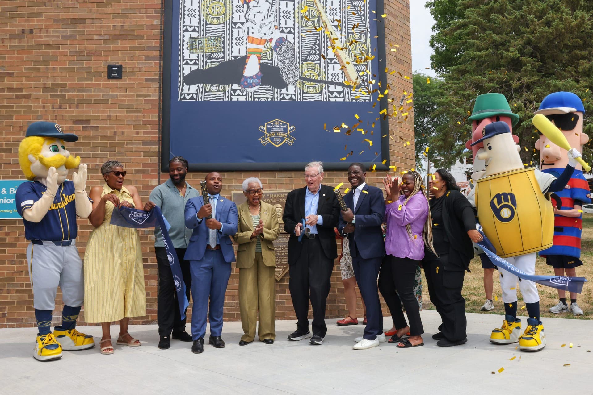 Milwaukee celebrates Hank Aaron with mural at Clinton Rose Senior Center
