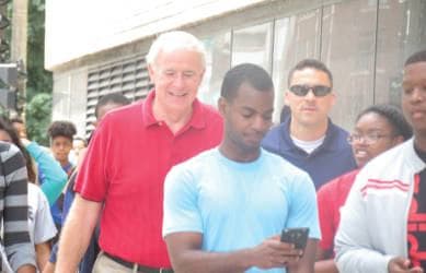 Mayor Barrett walks with Teens from the Earn and Learn Program to Promote Healthy Lifestyles