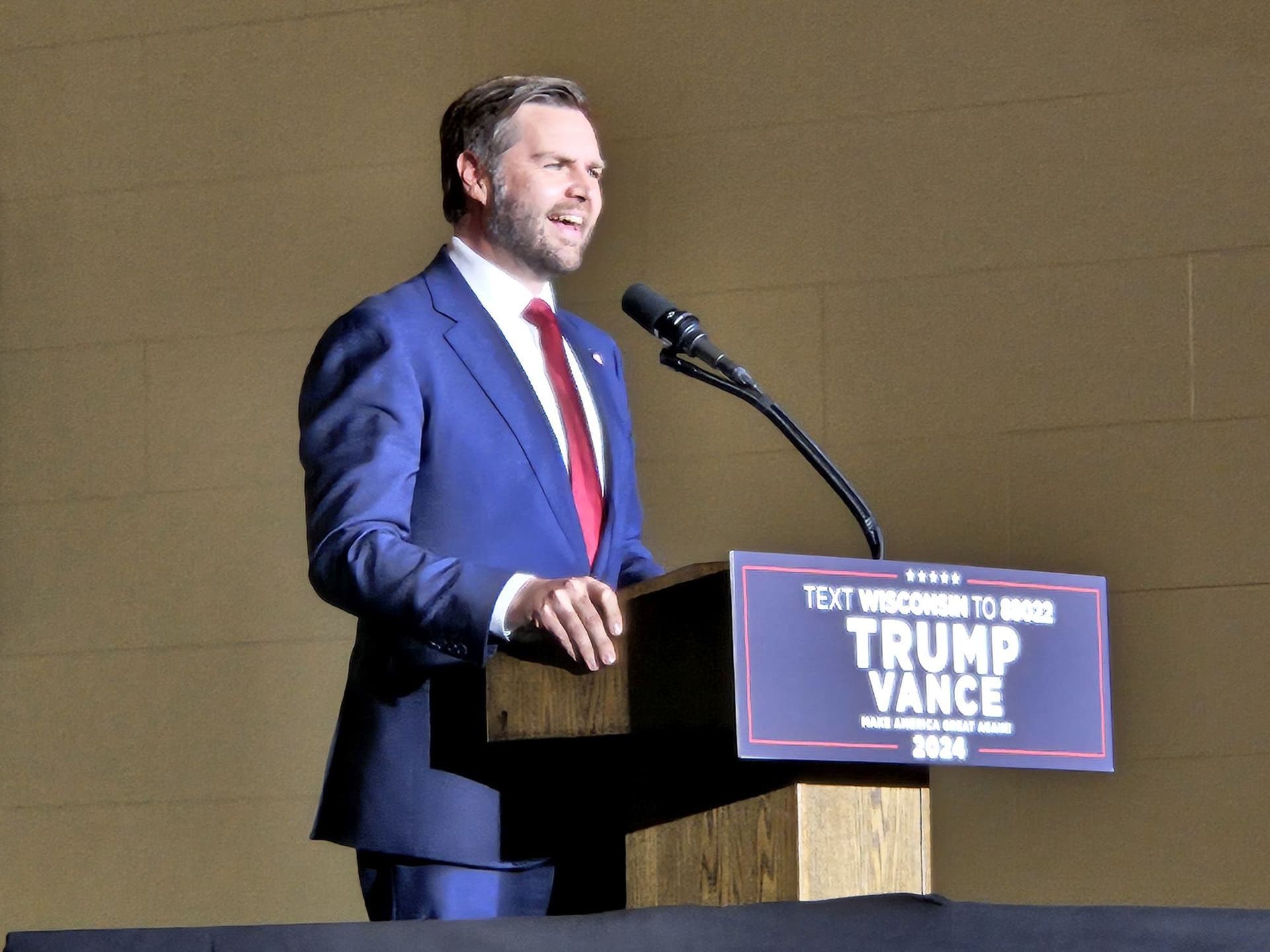 Vance Dismisses NYC Rally Criticism, Emphasizes Economic Concerns in Racine Speech