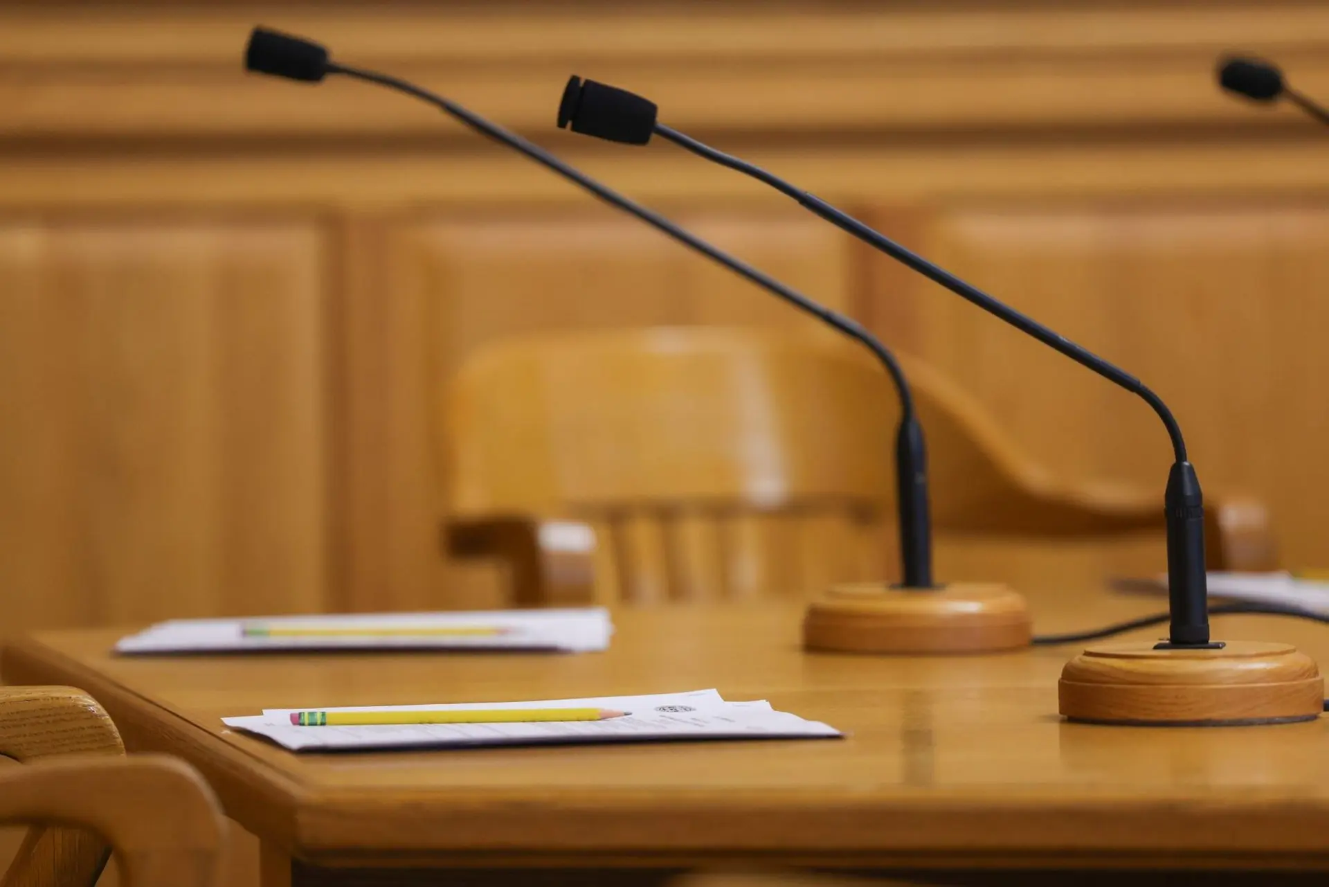 How do closed sessions in government meetings work?