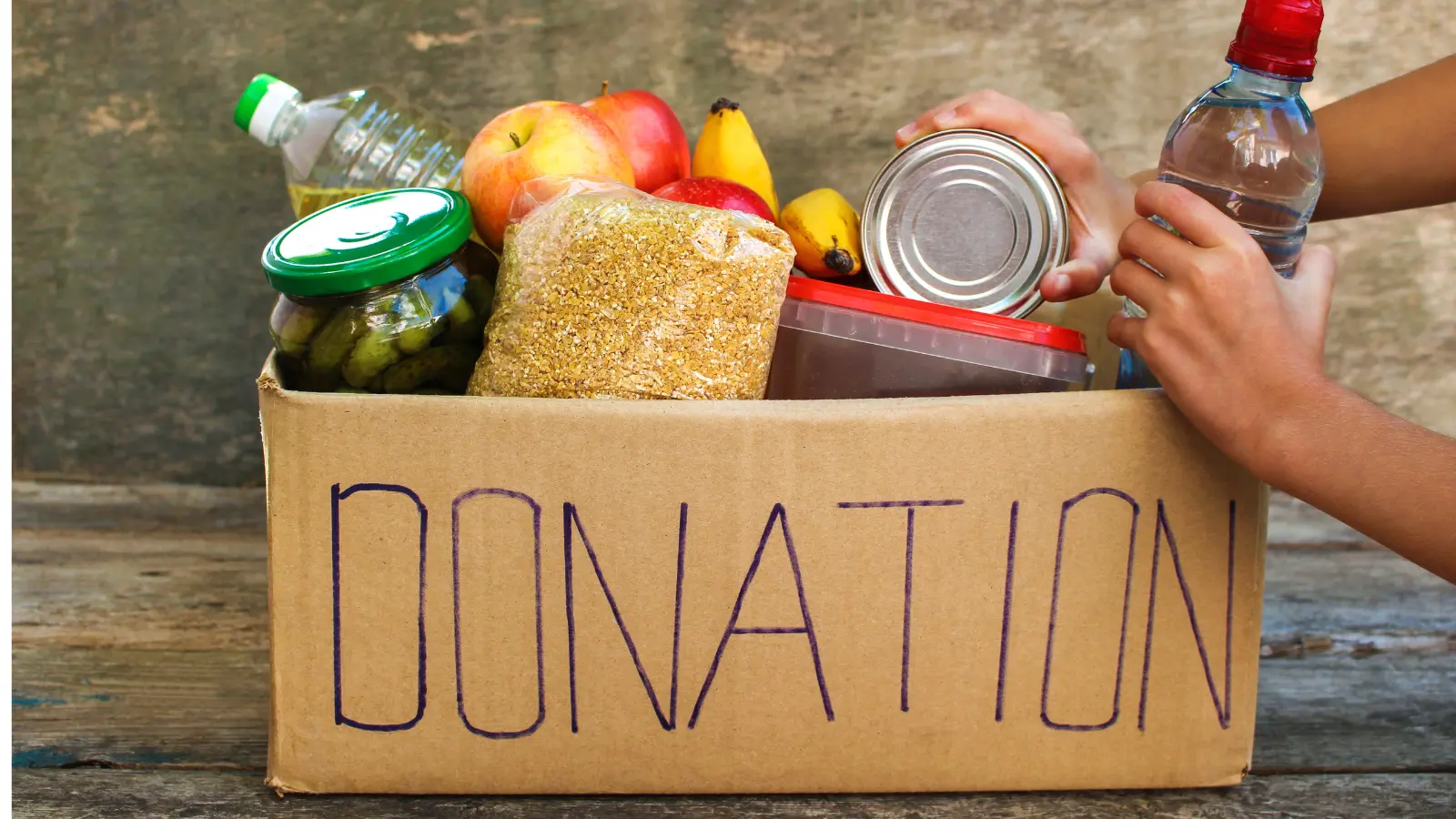 Green Bay East students hold Eats for East food drive
