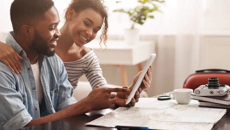Tis the Season to Save. Eight Tips to Stretch your Money this Holiday Shopping Season.
