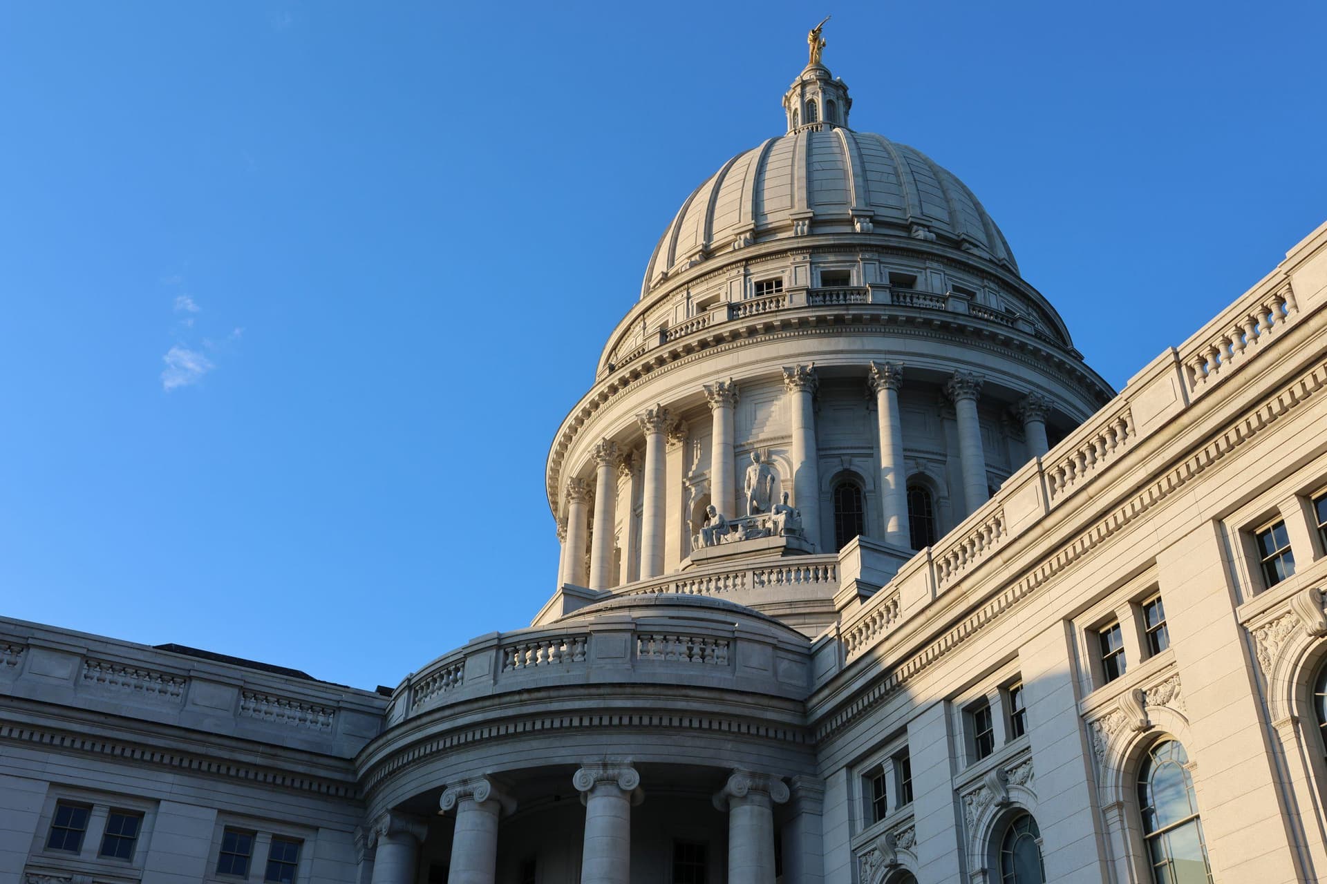 Lawmakers approve bill mandating cell phone ban in schools