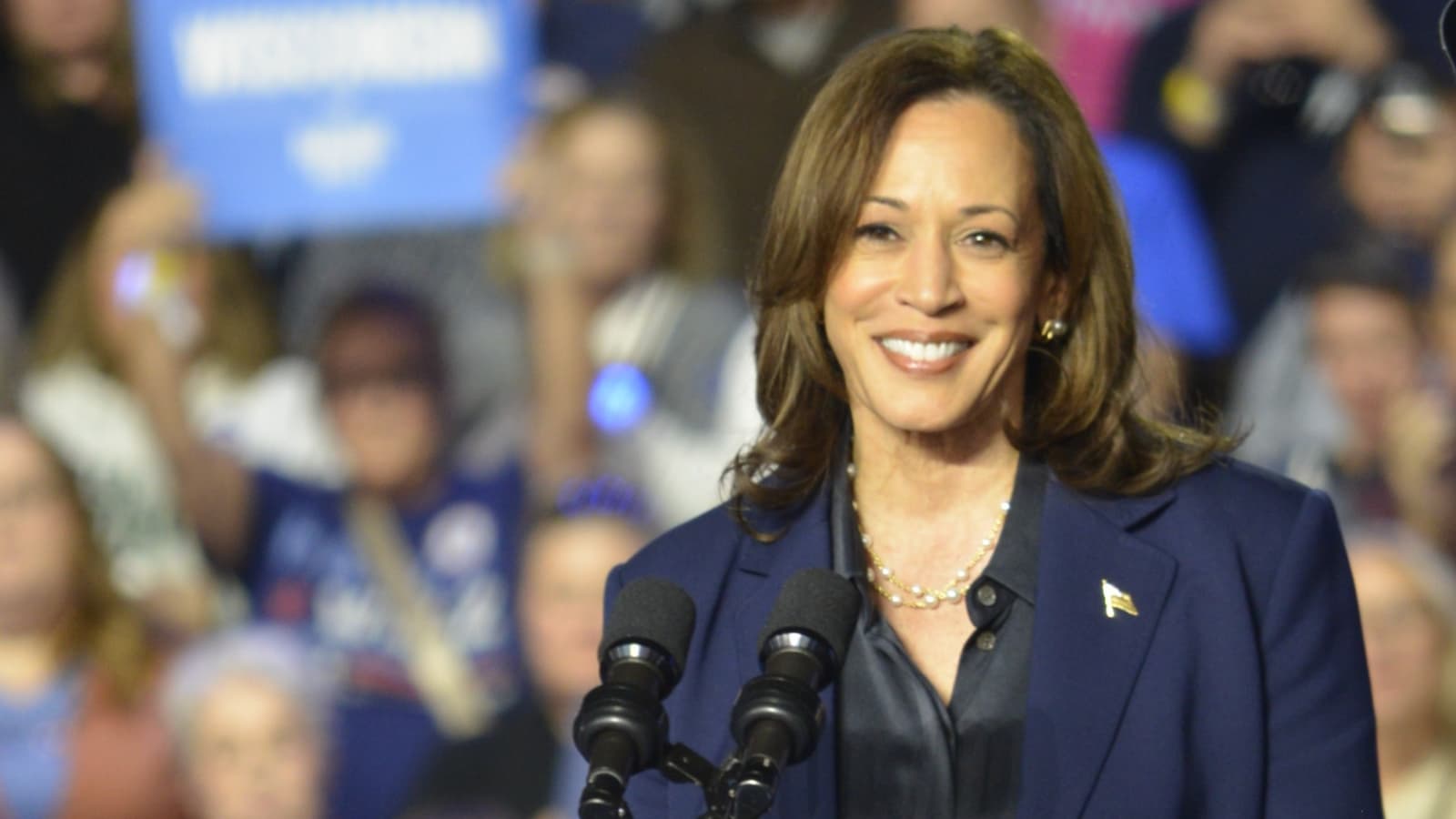 Kamala Harris visits Little Chute ahead of Milwaukee Rally