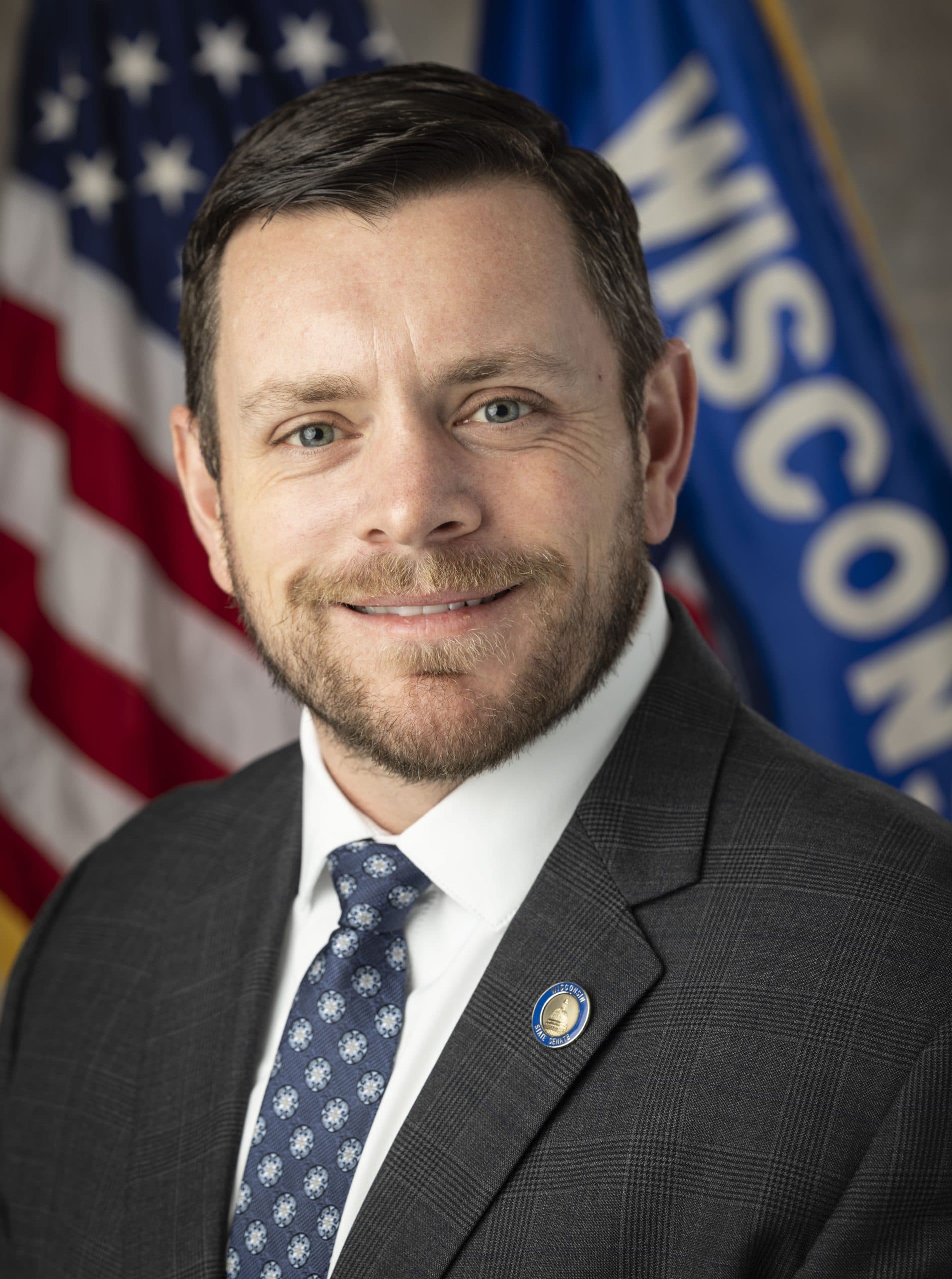 Looming data centers spur community solar legislation
