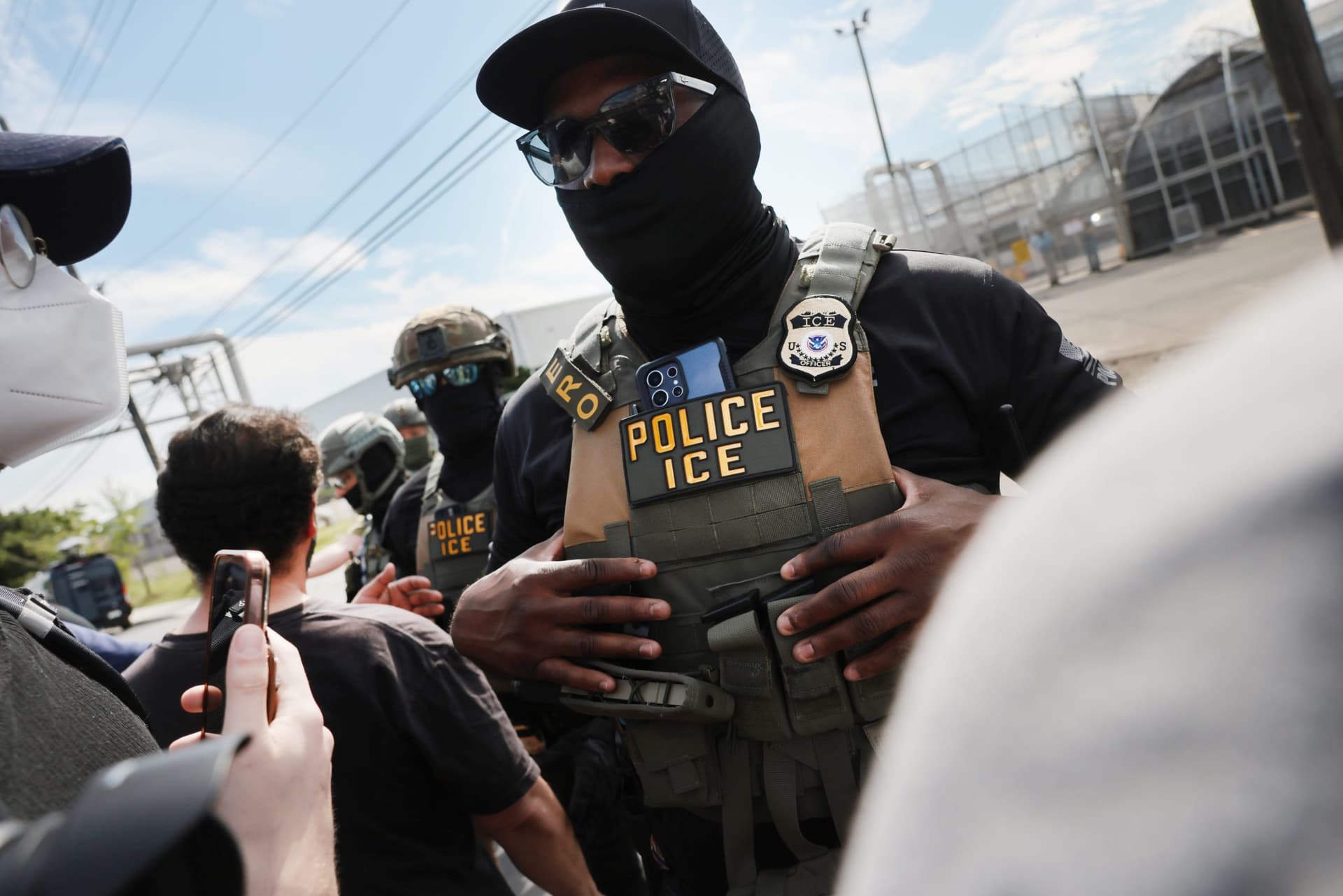 Feds sue Milwaukee over ordinance against law enforcement masking