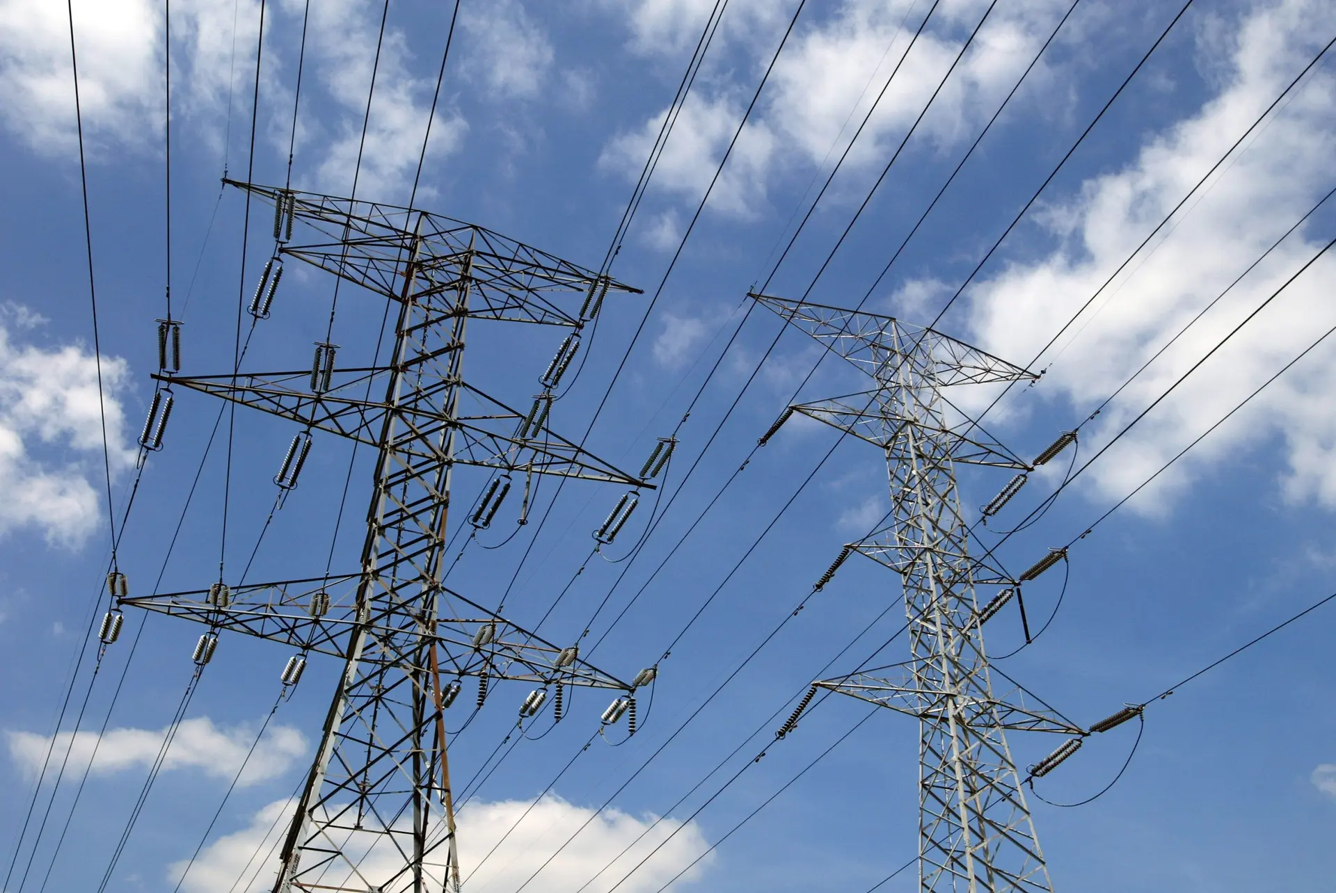 Fight over who expands Wisconsin’s power grid heads to Washington